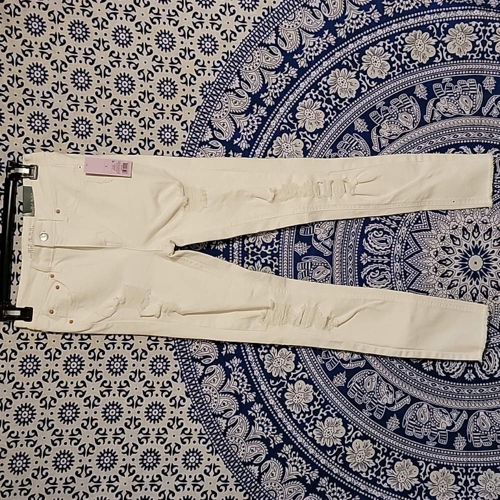 White distressed jeans